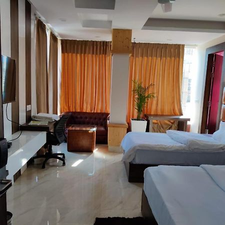 Hotel Maira Дехрадун Экстерьер фото