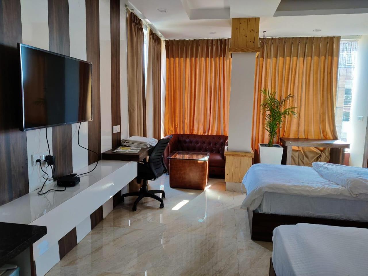 Hotel Maira Дехрадун Экстерьер фото