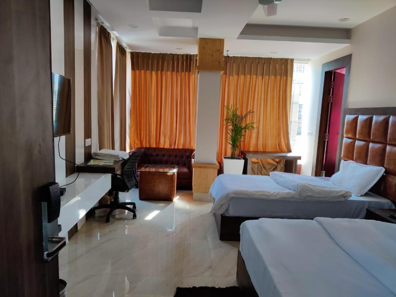 Hotel Maira Дехрадун Экстерьер фото