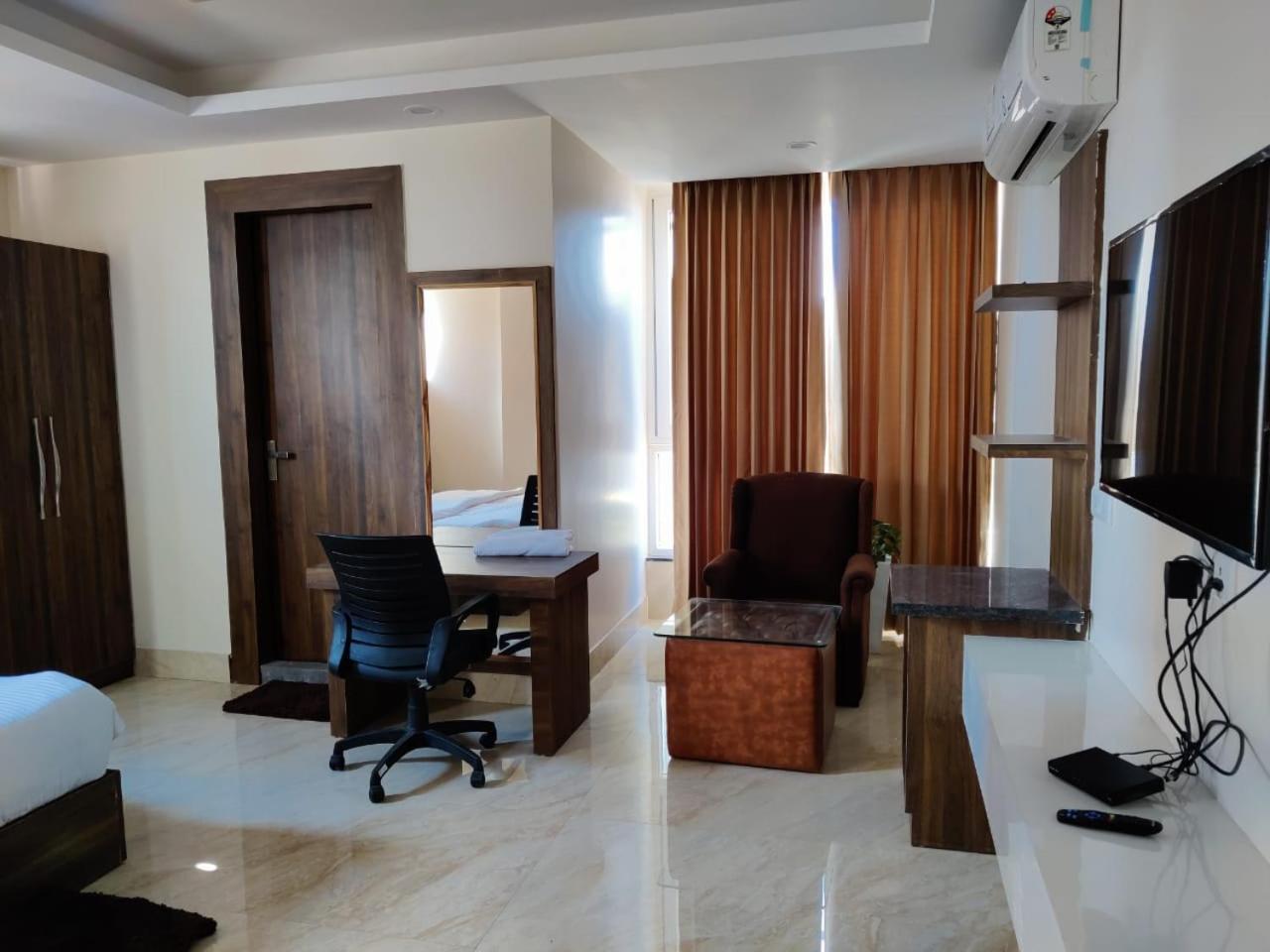 Hotel Maira Дехрадун Экстерьер фото